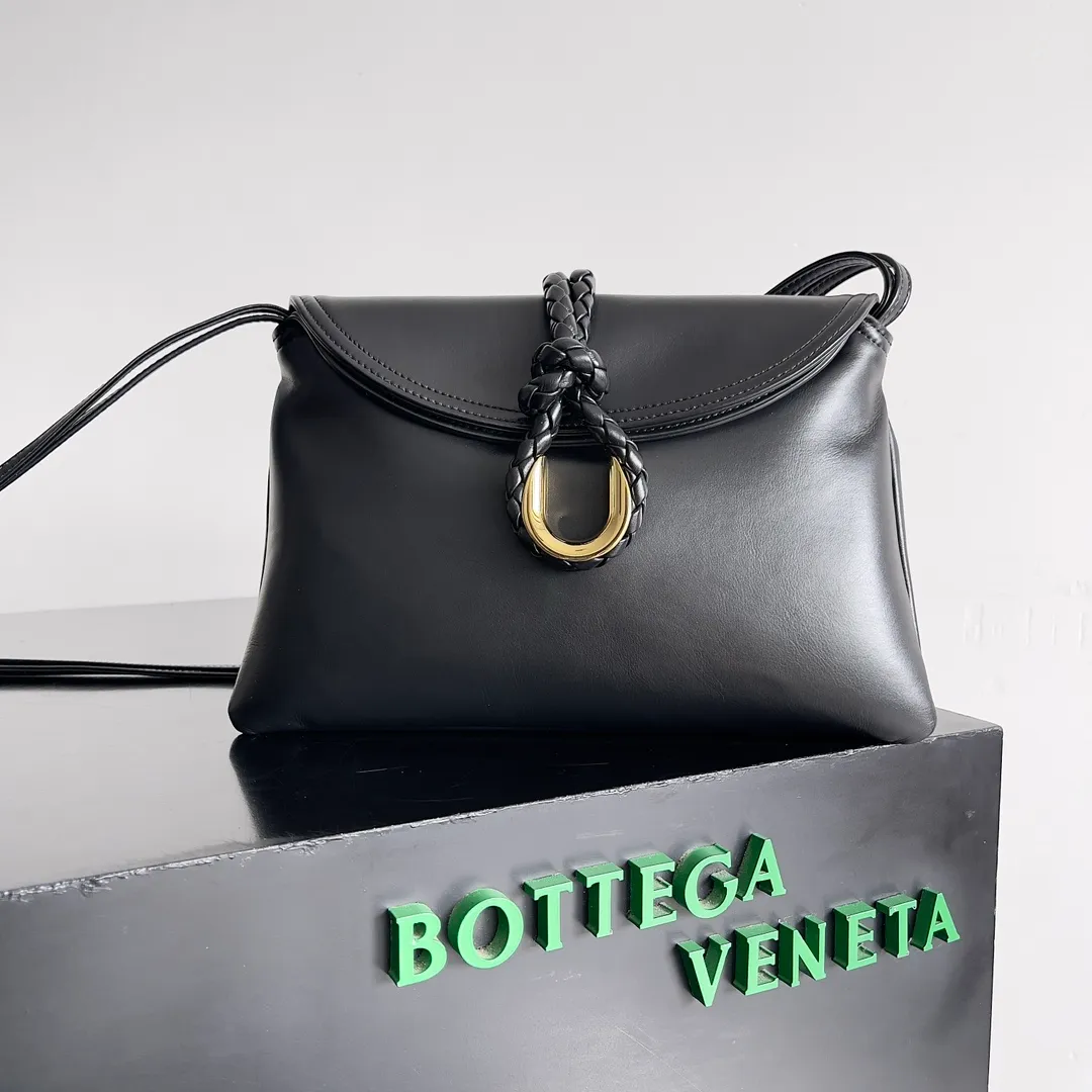 Batch 1520 Inspired by the 1970s, the Bottega Veneta women's logo shoulder bag has a smooth leather surface that brings a clean and handsome feel, just like the neatness and tenacity of a working woman. The front buckle has high-quality hardware pendant body, the overall retro elegance, and the excellent leather feels soft. This Bottega Veneta series can be described as beautiful, weakening the complexity of the outfit, not competing for it, and only using the best quality to interpret itself. Style number: 806030 (small size) Size: 27*16*6cm